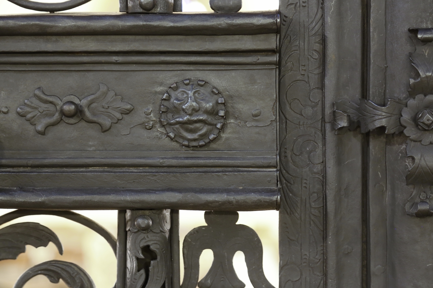 Geheimschloß am Gitter der Godehard Kirche in Hildesheim