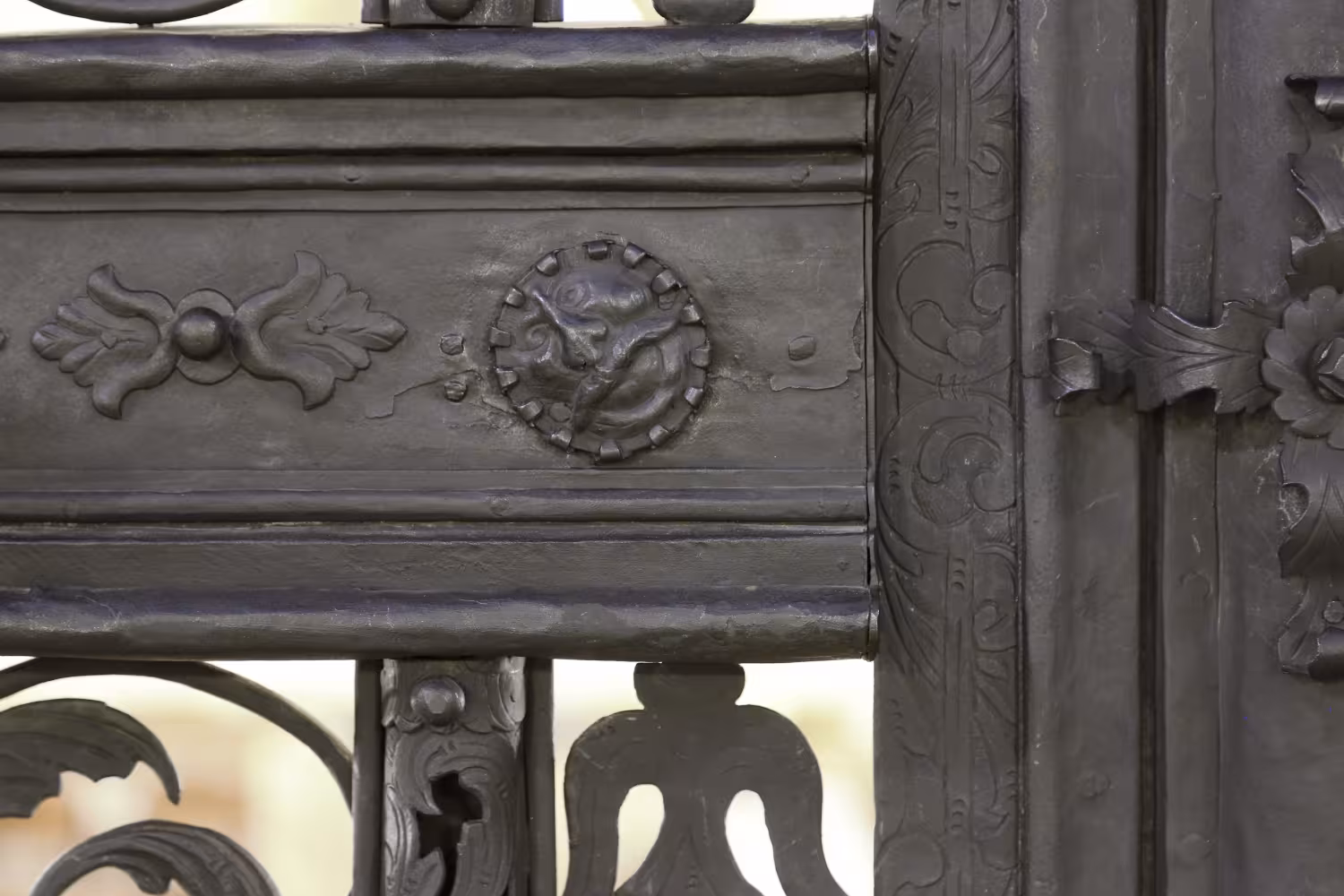 Geheimschloß am Gitter der Godehard Kirche in Hildesheim