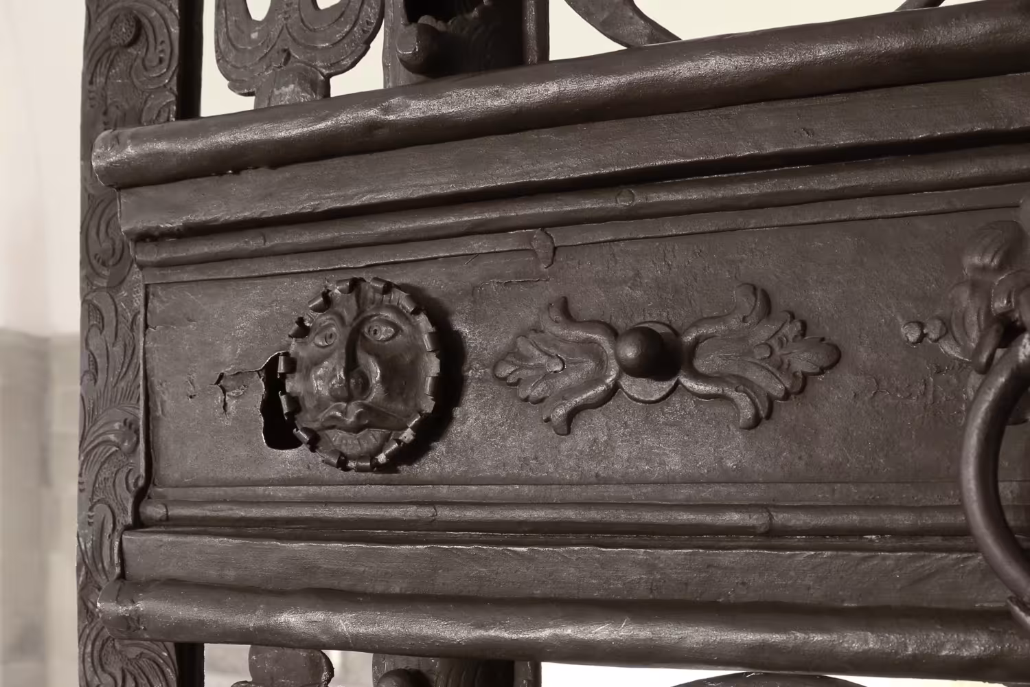 Geheimschloß am Gitter der Godehard Kirche in Hildesheim