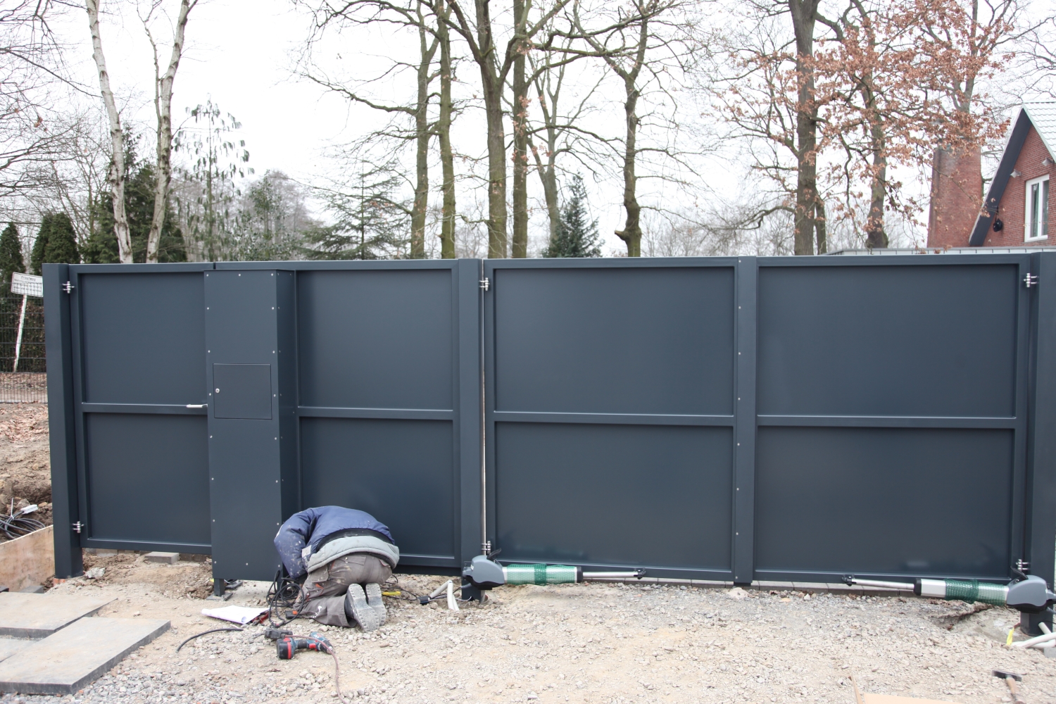 Elektromotorische Toranlage feuerverzinkt und lackiert