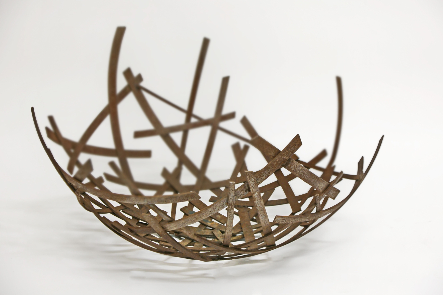 Schale aus Flachmaterial. D 90 cm, H 55 cm