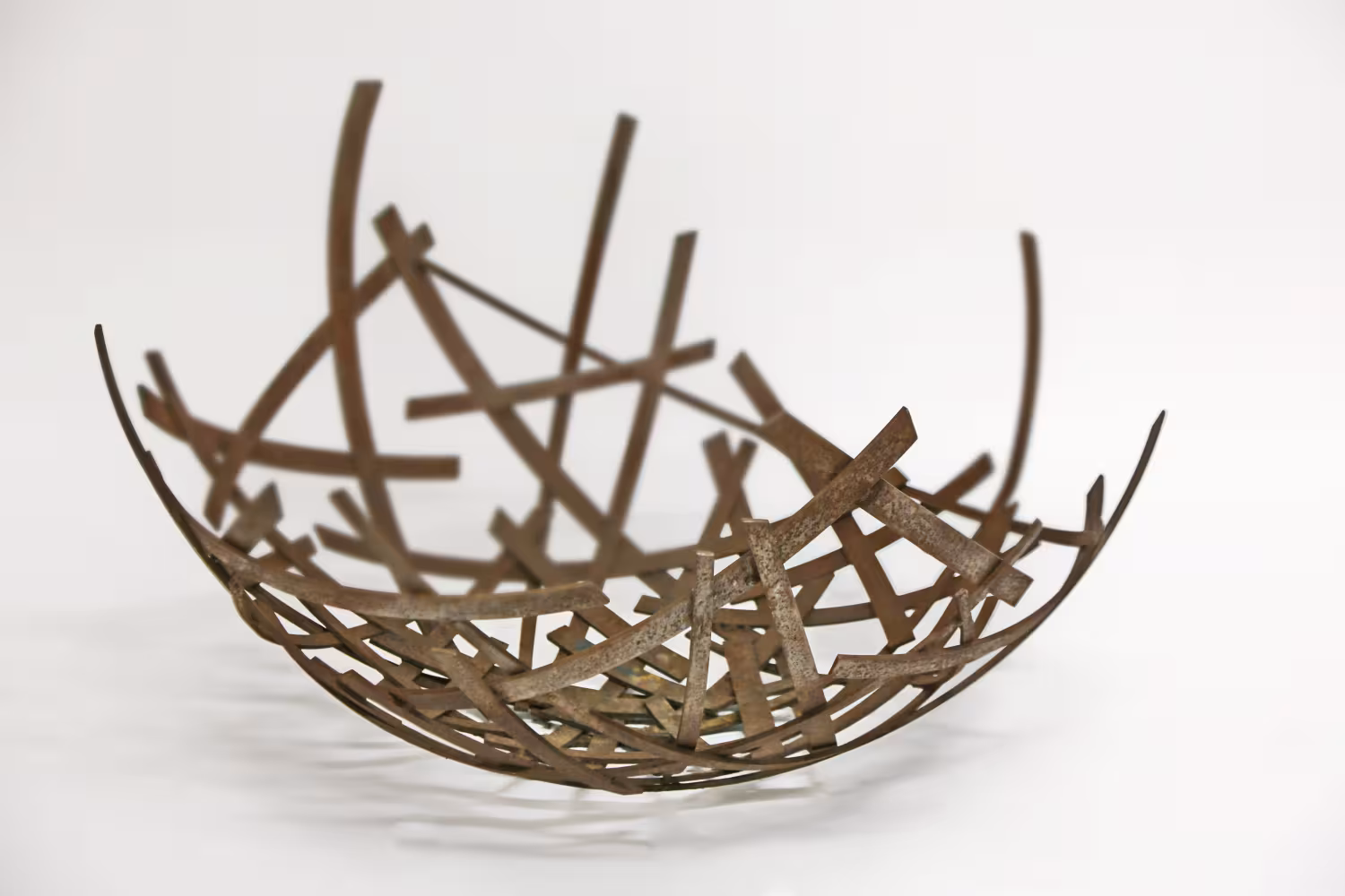 Schale aus Flachmaterial. D 90 cm, H 55 cm
