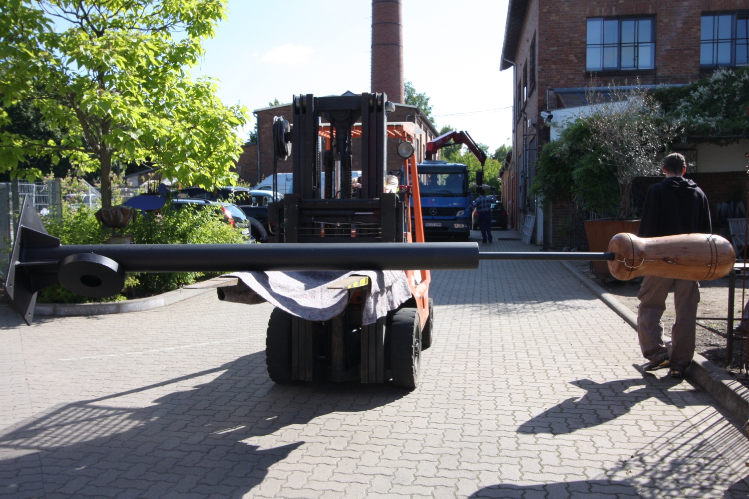 Maulschl&uuml;ssel und Luftpumpe