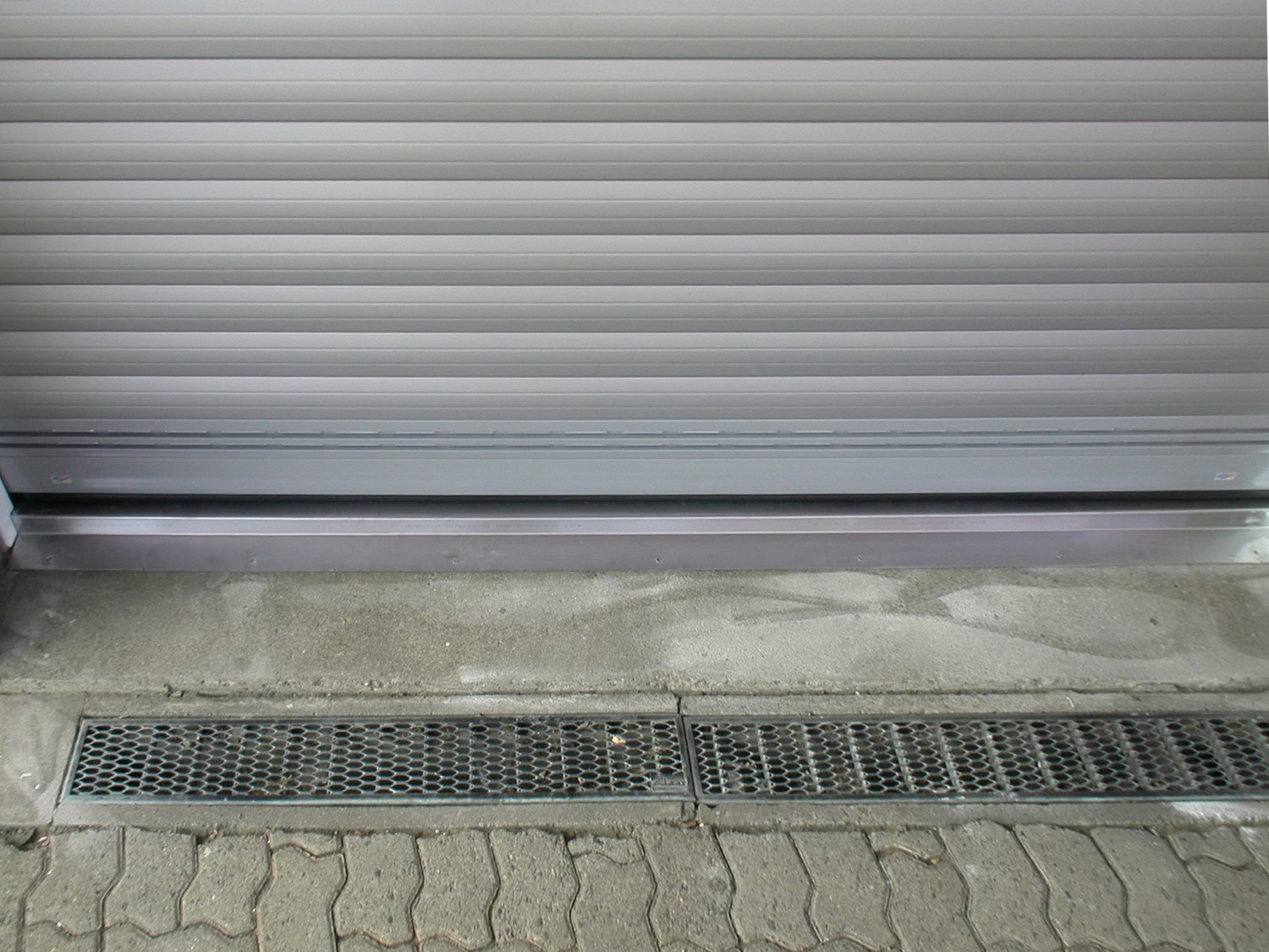 Bodenschiene aus Edelstahl für eine Garage