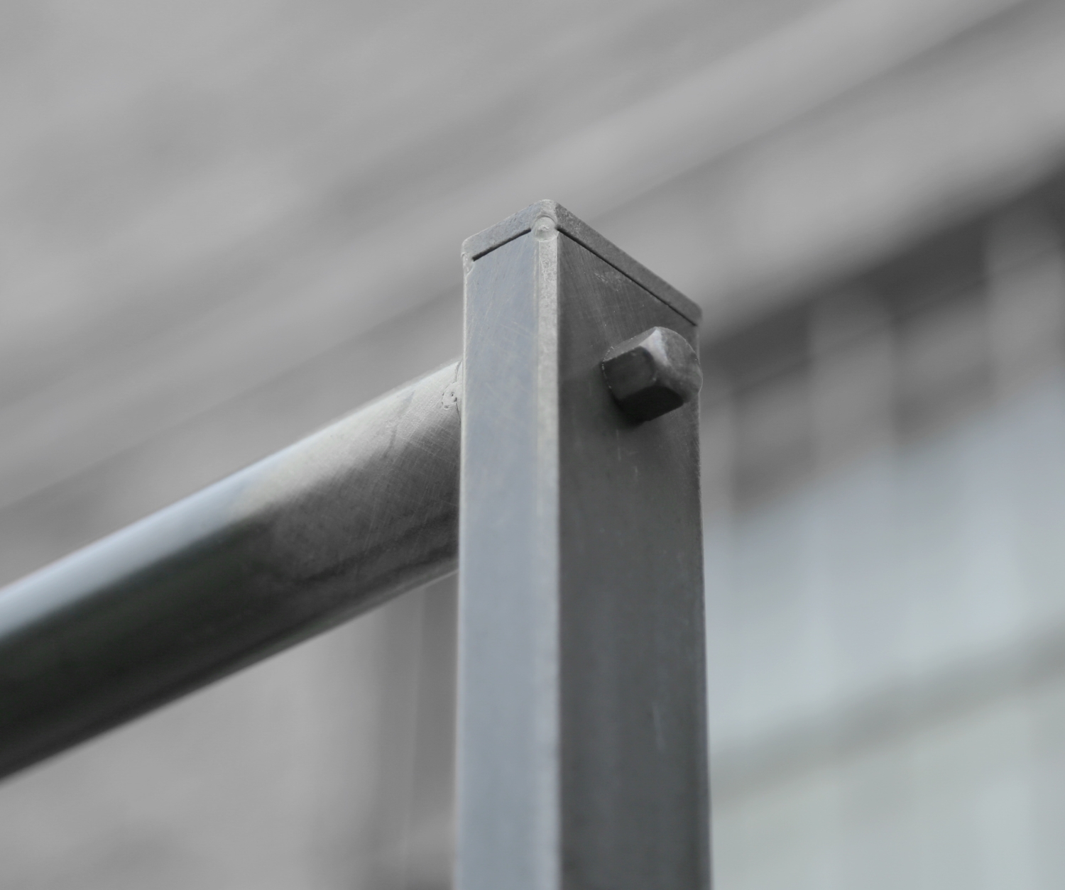 große schraubbare Garderobe aus Stahl