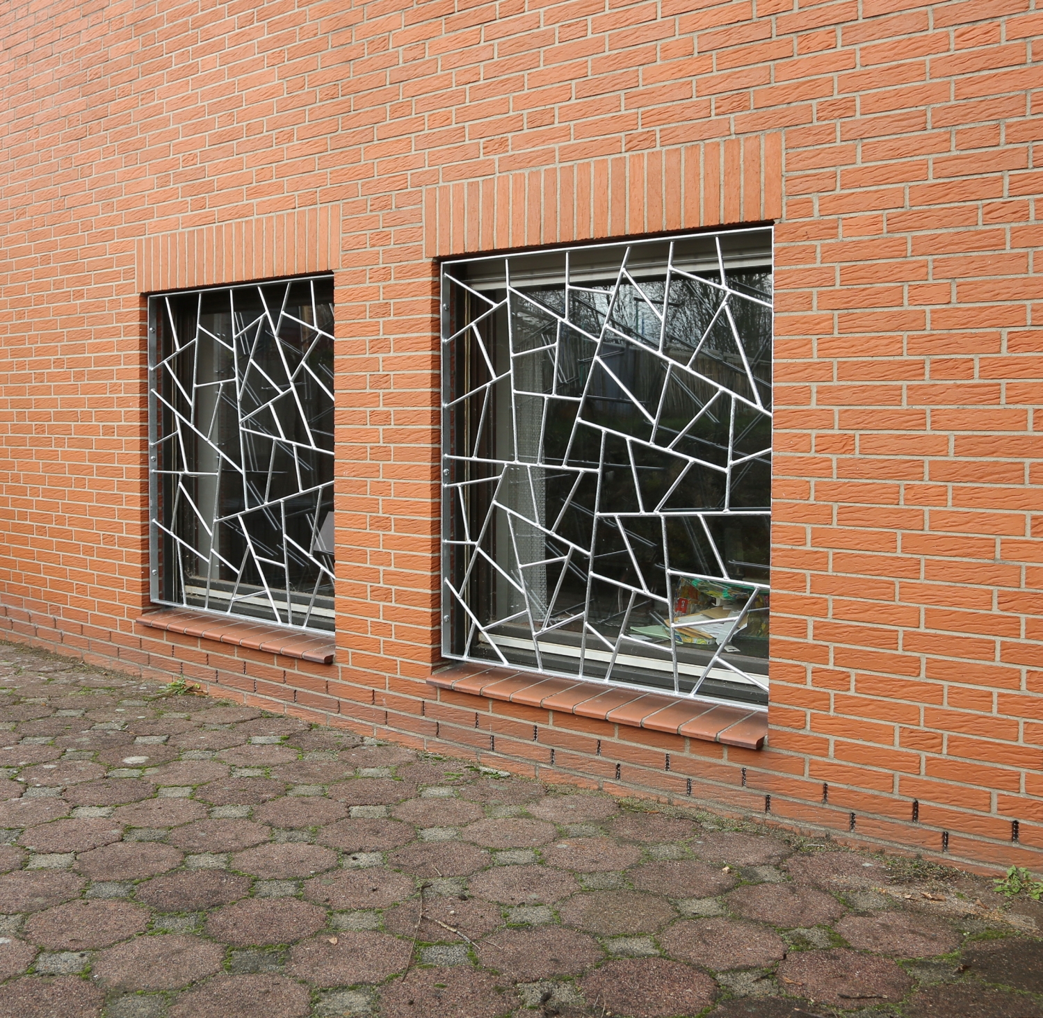super Fenstergitter im Flachstahl Rahmen - Gitter mit Schmitzstruktur