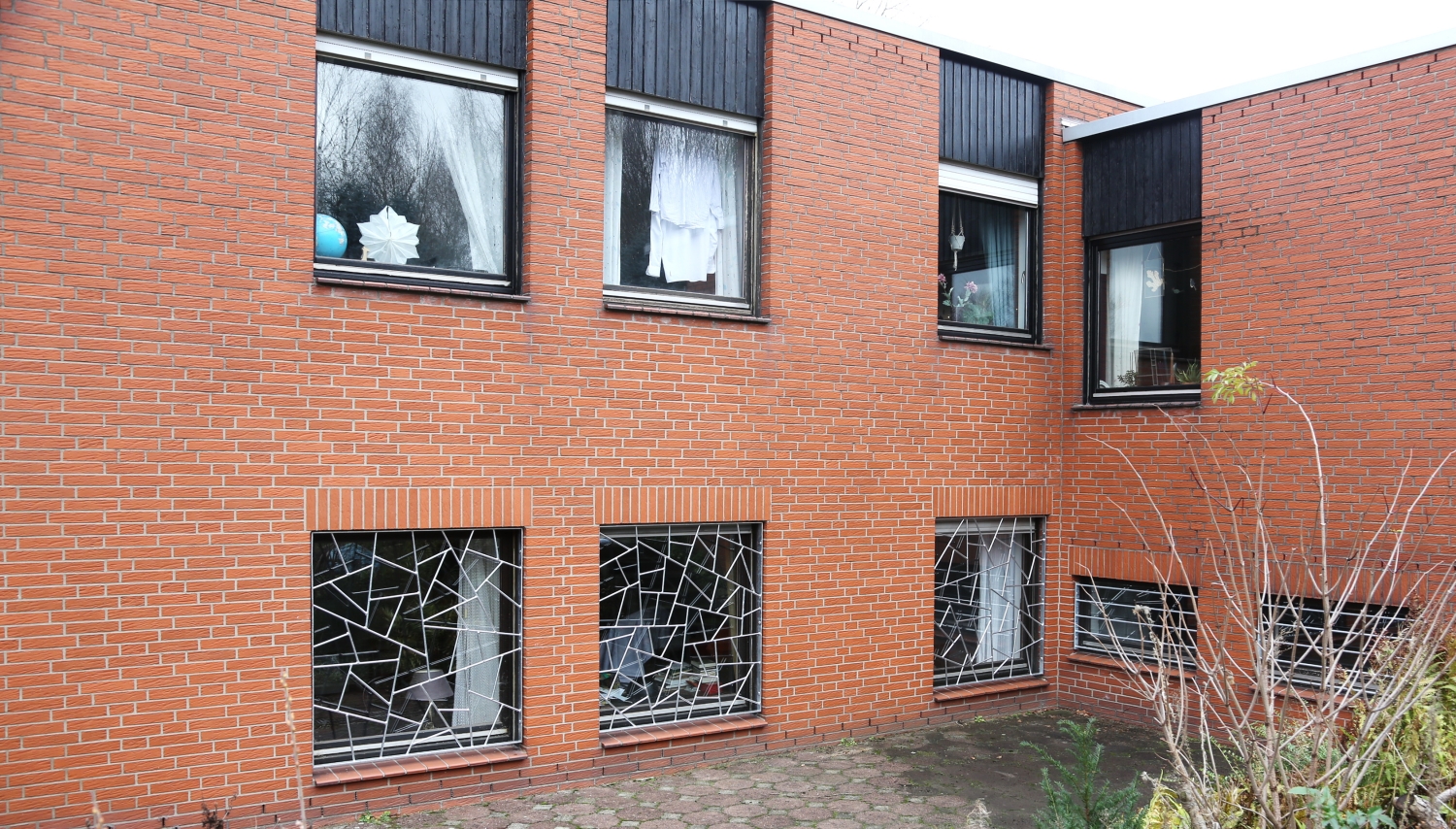 super Fenstergitter im Flachstahl Rahmen - Gitter mit Schmitzstruktur