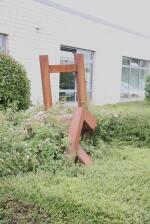 Skulptur Living Chair - Stuhl aus Stahl von Peter Schmitz