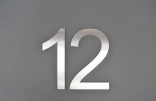 Hausnummer 12 aus Edelstahl gefertigt