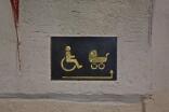 Rollstuhl und Kinderwagen Piktogramme weisen den Weg