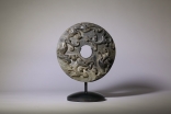 Stahlständer für eine antike Bi-Scheibe aus Jade