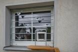 Fenstergitter mit einer Katzenklappe