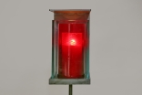 Grablicht mit rotem Kerzenglas