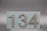 Hausnummer 134 auf pulverbeschichteter Grundplatte