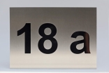 Hausnummer 18 a aus Edelstahl mit schwarzem Plexiglas hinterlegt