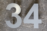 Hausnummer aus pulverbeschichtem Edelstahl