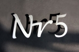 Hausnummer in Schreibschrift aus Edelstahl