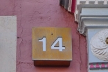Hausnummer aus Tombak für ein historisches Gebäude