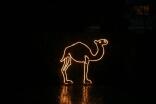 Leuchtendes Kamel aus Rundeisen mit einem Lichtschlauch nachgezeichnet