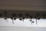 Lüftungsgitter aus 3 mm Edelstahl mit ausgelaserten Rosen für eine Schreibtischplatte