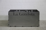 Pflanzgefäß mit gelasertem Logo für La Gondola