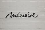 Schriftzug „mémoire“ aus pulverbeschichtetem Edelstahl