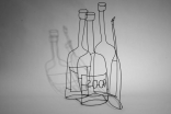 Stillleben - Drei Weinflaschen und eine von 2000