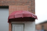 Vordach in Form eines kaputten Regenschirms