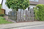 Zaun aus plasmagetrennten Skulpturen