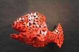 Rote Fischskulptur aus lackiertem Metall