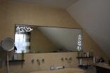 Dieser super schöne Badezimmerspiegel mit gesandstrahlten Ornamenten ist mit LED´s hinterleuchtet