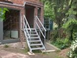 Treppe mit Podest und Geländer aus verzinktem Stahl, Gitterroststufen