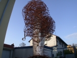 Notenbaum - Skulptur aus Stahldraht und einem Baumstamm