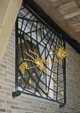 schiebbares Fenstergitter aus Stahl mit vergoldeten Insekten