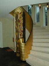mit Schlagmetall vergoldetes Blechband als Treppengeländer
