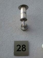 Hausnummer 89 aus Edelstahl mit schwarzem Plexiglas hinterlegt