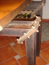 Tisch im Weinkeller