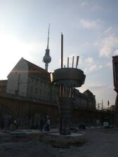 Aufstellen der Kunst Stele für das Alexa in Berlin am Alexanderplatz