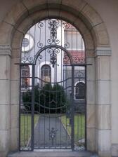 kunstvoll geschmiedetes Tor auf dem Südfriedhof in Leipzig