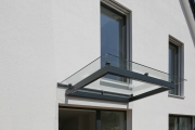Vordach aus verzinktem und lackiertem Stahl und Glas