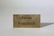 Namensschild aus 3 mm Tombak mit auslackierter Schrift