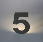 hinterleuchtete LED Hausnummer 5