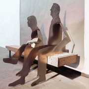 Hilla und Franz, Skulpturen auf einer Holzbank
