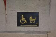 Rollstuhl und Kinderwagen Piktogramme weisen den Weg