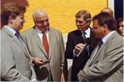 Peter Schmitz überreicht Altbundeskanzler Dr. Helmut Kohl den Helmut Kohl Haus Brakteaten