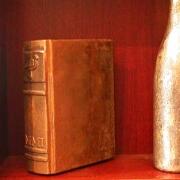 Buch aus gegossener Bronze