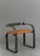 Stuhl aus Flachstahl geschmiedet, Sitzfläche mit Schweinspergament bespannt