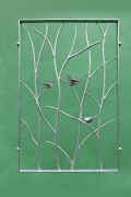 Fenstergitter mit Vögeln aus feuerverzinktem Stahl