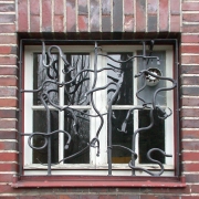 Geschmiedetes Fenstergitter mit Fabelwesen
