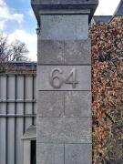 Edelstahl Hausnummer für eine historische Villa